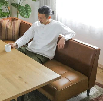 背もたれでくつろぎ感を